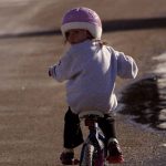 Enfants à vélo: à partir de quel âge peut-on les laisser y aller seuls?