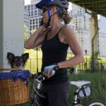 Faire du vélo avec son chien: tous les moyens sont bons!
