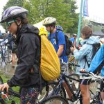 À vélo la tête au sec: 3 idées pour se protéger de la pluie!
