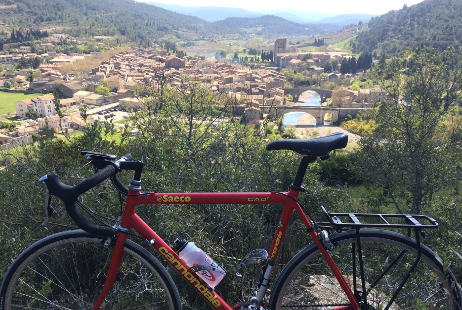 Tourisme vélo au village de Lagrasse dans lAude
