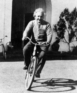 Einstein batifolant sur son vélo