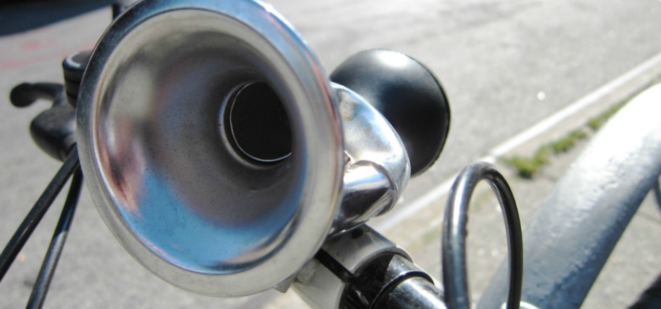Pour se faire entendre à vélo, voici quelques solutions proposées par Vélizienne: sonnette ou corne de brume, quel est votre son préféré à vélo?