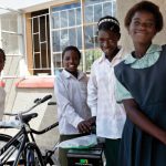 Grâce au programme World Bicycle Relief, un vélo peut venir en aide à une partie de l’Afrique. Vladimir Vasak, journaliste pour ARTE raconte son expérience.