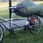 Transporter son arbre de Noël à vélo, et pourquoi pas? Pour vous inspirer, voici quelques exemples de cette idée un peu insolite mais bien utile!