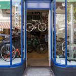 Vélizienne a challengé pour vous l'achat vélo en boutique et en ligne... Tous les avantages et inconvénients des deux pratiques!