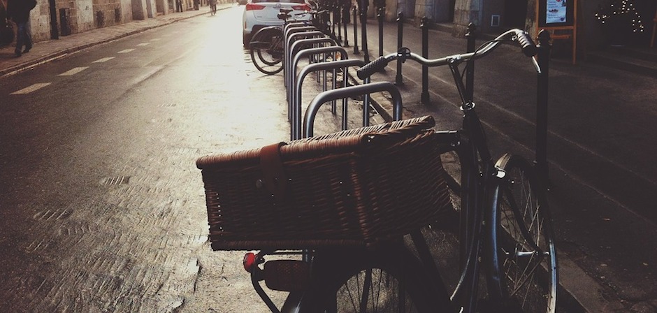 Le métier de coursier à vélo remis au goût du jour! Preuve que la petite reine réinvestit de plus en plus notre quotidien.