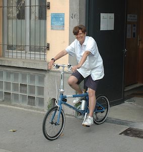 Isabelle monte son vélo aux Ateliers Vélo Voot à Bruxelles