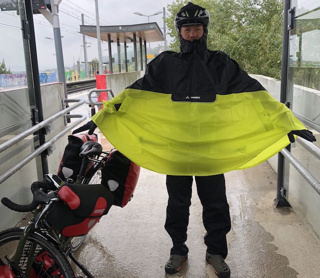 voyage à vélo cape de pluie Alain