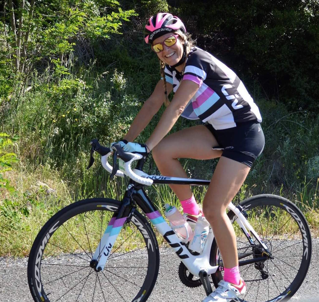 Cycliste femme Loz'elle en plein col