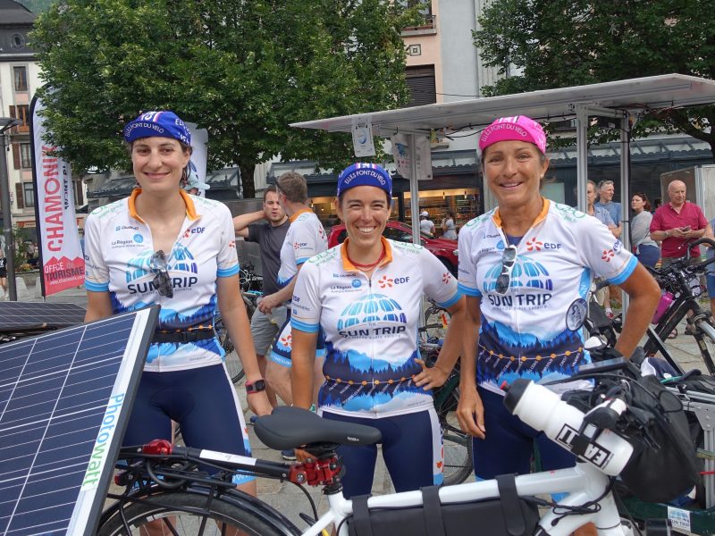 3 femmes cyclistes sur le Sun Trip Tour avec les casquettes EFDV