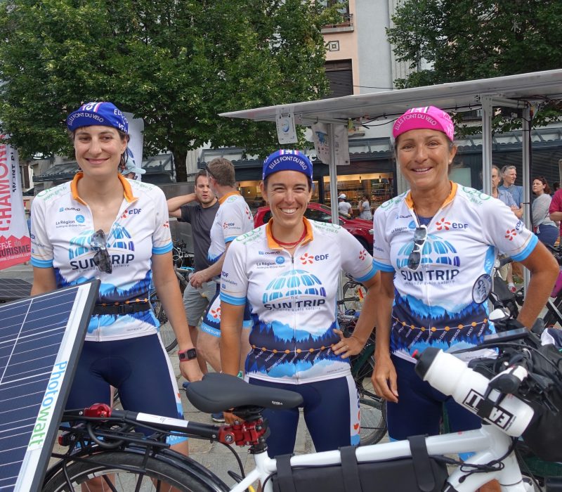 3 femmes cyclistes sur le Sun Trip Tour avec les casquettes EFDV